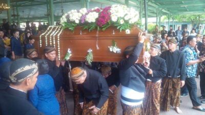 Menghormati dan Mengikhlaskan Orang yang Meninggal Lewat Tradisi Brobosan