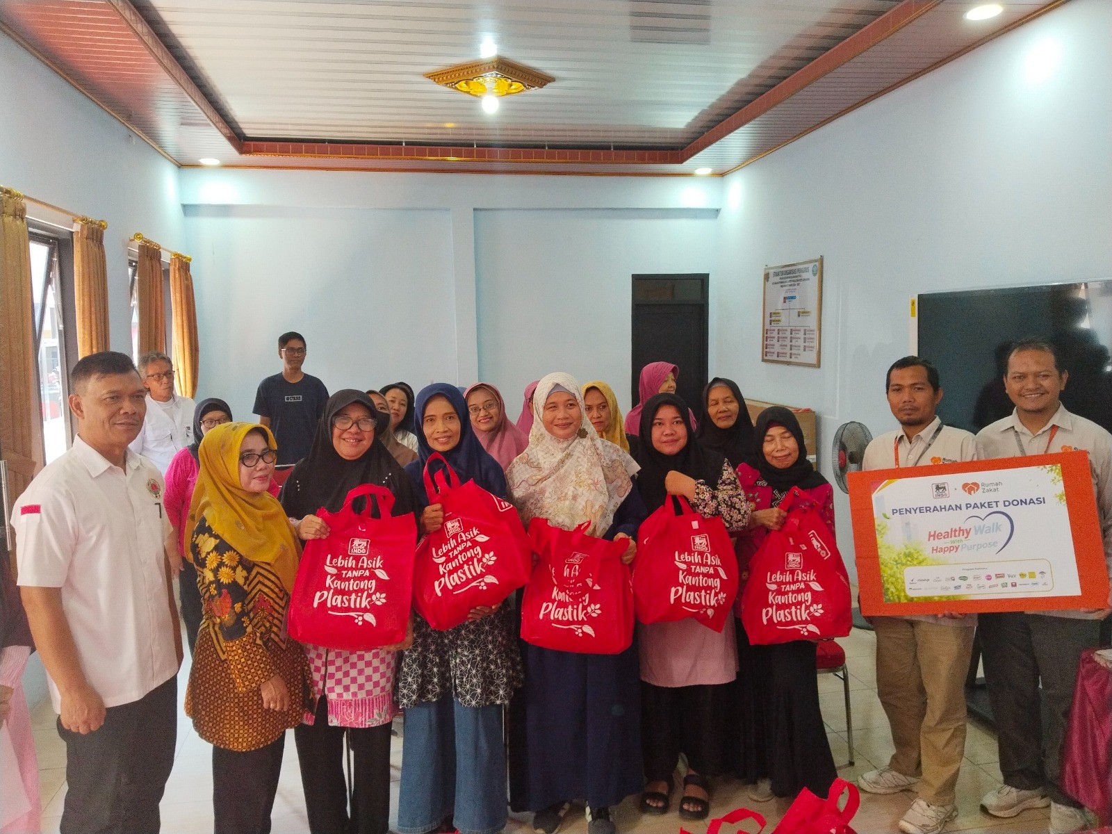 Semarak Ulang Tahun ke-29, Super Indo Salurkan 100 Paket Bingkisan Keluarga di Semarang
