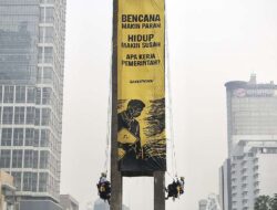 Spanduk Greenpeace dan Pemerintah yang Tak Juga Berbenah