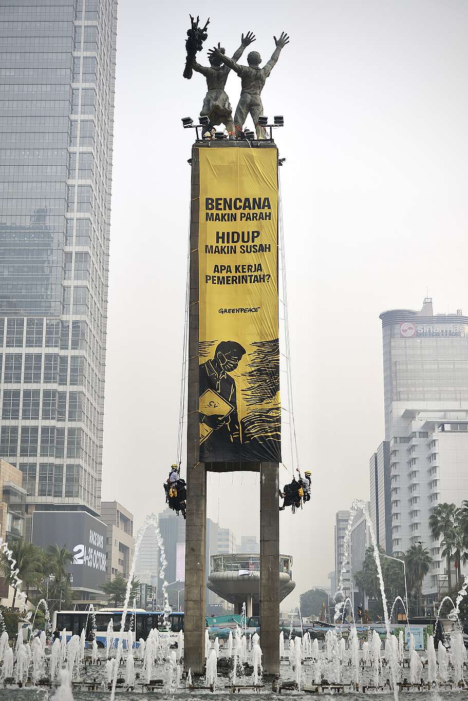 Spanduk Greenpeace dan Pemerintah yang Tak Juga Berbenah