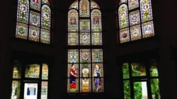Bukan Sekadar Ornamen, Ini Makna Kaca Patri Lawang Sewu