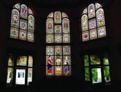 Bukan Sekadar Ornamen, Ini Makna Kaca Patri Lawang Sewu