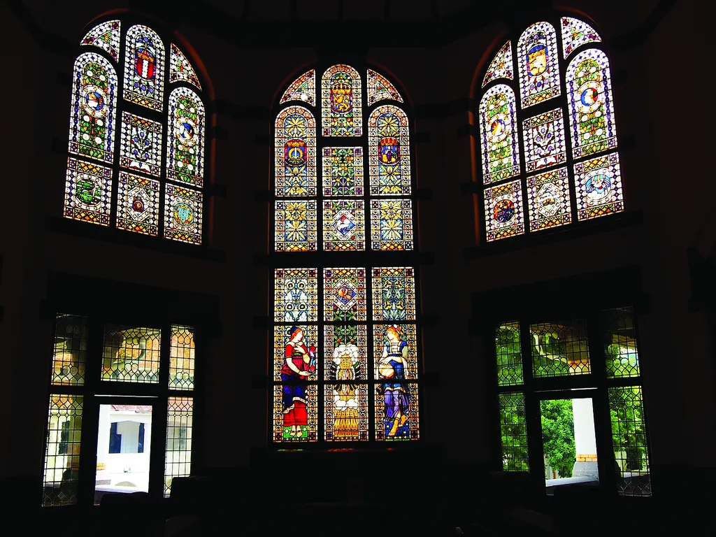 Bukan Sekadar Ornamen, Ini Makna Kaca Patri Lawang Sewu